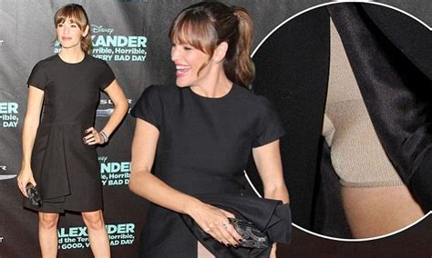 jennifer garner nip slip|Oh My! Jennifer Garner Flashes Nipple In Sheer Top While Out。